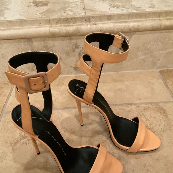GIUSEPPE ZANOTTI PATENT LEATHER CAGE BACK SANDALS SIZE 38.5 - Picture 4 of 8